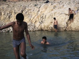 Jovenes se dan un baño en el rio a las afueras de Sidi Bousid, el pueblo de origen de Mohammed Bouzizi.(Photo : Samuel Aranda para El Magazine de la Vanguardia)